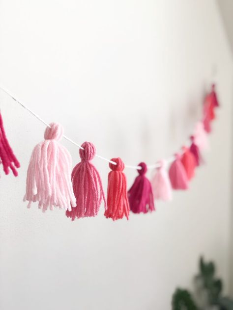 Valentine Garland Ideas Easy Diy, Yarn Birthday Decorations, Macrame Party Decor, Valentines Yarn Crafts, Diy Yarn Tassel Garland, How To Make Yarn Tassels, How To Make Tassels With Yarn, Yarn Garland Diy, Make A Tassel With Yarn