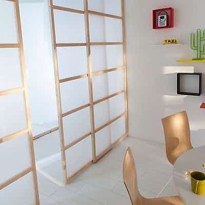 La cloison mobile: solution géniale pour diviser une pièce - Déconome Shoji Doors, Japanese Door, Medical Office Design, Gold Bedroom, Sliding Doors Interior, Partition Wall, Kitchen Furniture Design, Roof Design, Beauty Room