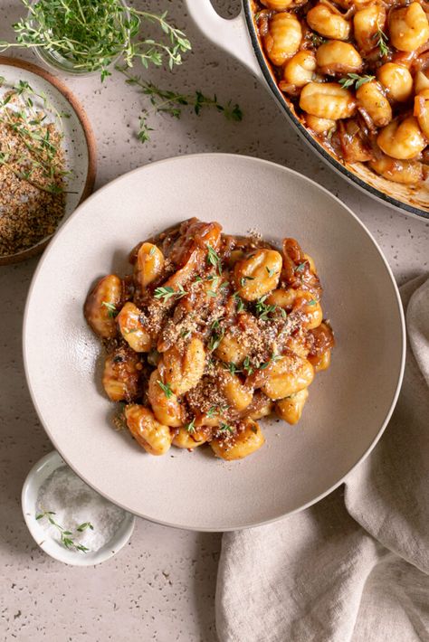 French Onion Gnocchi (Vegan + Gluten-Free) French Onion Gnocchi, Gnocchi Vegan, Gnocchi Dishes, Gluten Free Gnocchi, Vegan Worcestershire Sauce, Gnocchi Recipes, Food Vegan, Chowder Recipes, French Onion Soup