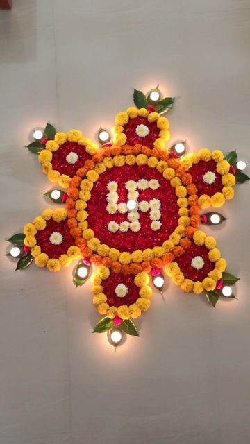 Flower Rangilo Design, Floor Flower Decoration, Simple Pookalam Designs Easy, Rangoli From Flowers And Leaves, Rangoli Made From Flowers, Muggu With Flowers, Flower Floor Decoration, Flowers Rangoli Designs Ideas Diwali, Small Rangoli Design Flower