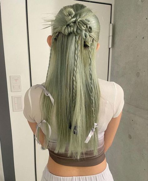 Fun Hairstyles Medium Hair, Funky Hair Styles, Green Hair Aesthetic, Crazy Hair Styles, Editorial Hairstyles, Quirky Hair, Pelo Editorial, Κούρεμα Bob, Easy Bun Hairstyles