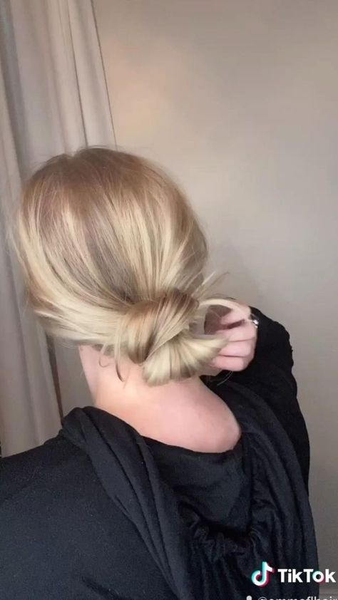 Easy bun hair tutorial by @emmaflhair #cutehair #hairstyleideas #womenhair Bun Fine Hair, Messy Bun Fine Hair, How To Bun, Easy Ponytail Hairstyles, Messy Bun For Short Hair, Short Hair Bun, Easy Bun Hairstyles, Hair Bun Tutorial, Long Hair Tutorial