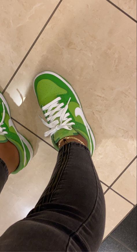 Green Dunks Aesthetic, Nike Dunk Chlorophyll Outfit, Chlorophyll Dunks Outfit, Chlorophyll Dunks, Nike Dunk Low Chlorophyll, Shoes Dunks, Dunks Shoes, Low Dunks, Pretty Sneakers