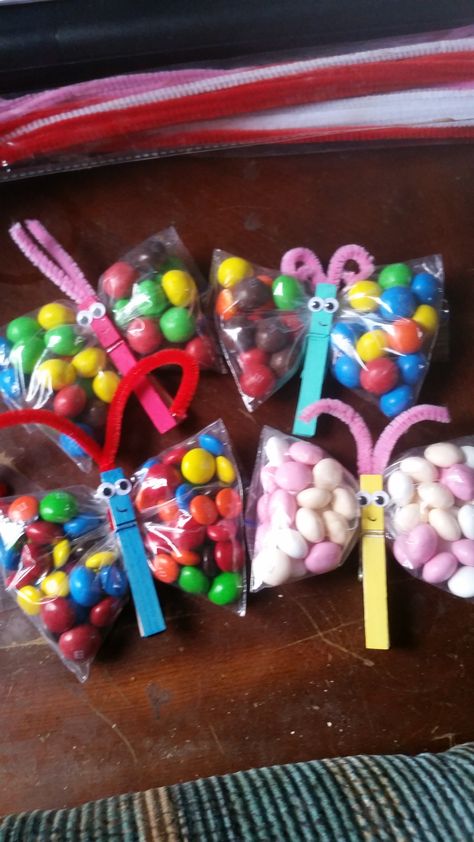 Butterfly Snacks For Kids, Butterfly Loot Bag Ideas, Butterfly Theme Goodie Bags, Butterfly Snacks Preschool, Butterfly Snack Bags, Butterfly Classroom Theme, Classroom Birthday Treats, Butterfly Classroom, Valentine Candy Grams