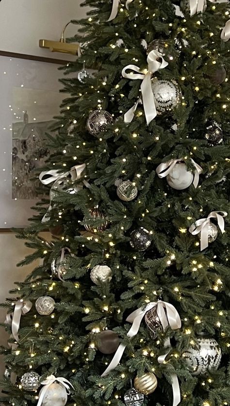 White Christmas Tree Themes Colors, Christmas Tree Inspo 2024, Christmas Ornaments Aesthetic, Christmas Tree Inspo, Christmas Tree White, Lights For Christmas, Christmas Dreaming, Store Hacks, Christmas Tree Lights