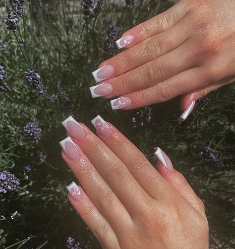 French Tip Holiday Nails Summer, Hibiscus Flower Nails White French Tip, Holiday Flower Nails, Short Nail With Flowers, French Nails Hibiscus, Cute Acrylic Nail Designs For Summer, White French Tip Nails With Pink Hibiscus Flower, Hibiscus Flower Nails Coffin, French Tips Hibiscus