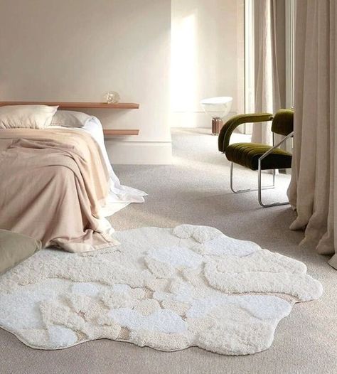 Small Bedside Rug, Rugs For Bedroom Aesthetic, Fluffy Rug Bedroom, Rug Bedroom Aesthetic, Cozy Aesthetic Bedroom, White Rug Bedroom, Soft Rugs Bedroom, Fluffy Rugs Bedroom, Bedroom Rugs Under Bed