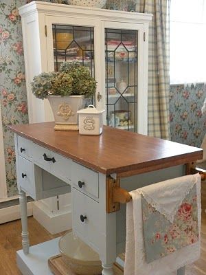 old desk turned into an island...might need this once I talk hubby into taking out the island to make room for my vintage sink :) Repurposing Dressers, Repurposed Desk, 2022 Kitchen, Repurposing Ideas, Fun Furniture, Old Desks, Recycled Items, Refurbished Furniture, Kitchen Islands