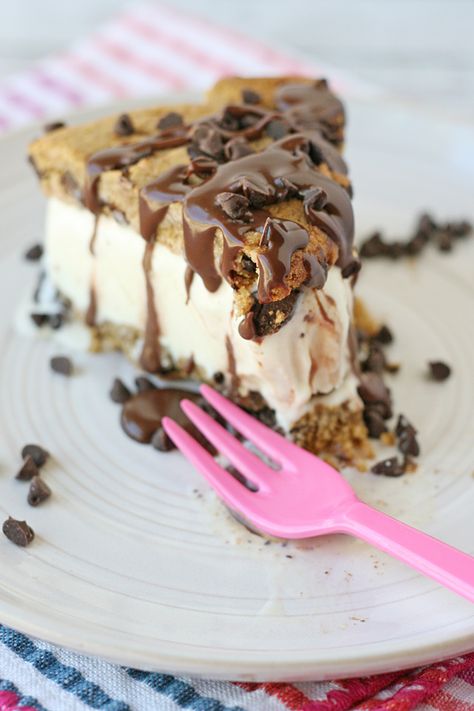 Simple, delicious, NO BAKE Chocolate Chip Cookie Ice Cream Cake Cookie Ice Cream Cake, Cream Deserts, Homemade Peach Ice Cream, Cookie Ice Cream, Ice Cream Sandwich Cake, Cream Cookies, Ice Cream Cookie Sandwich, Cookies Cake, Homemade Fudge