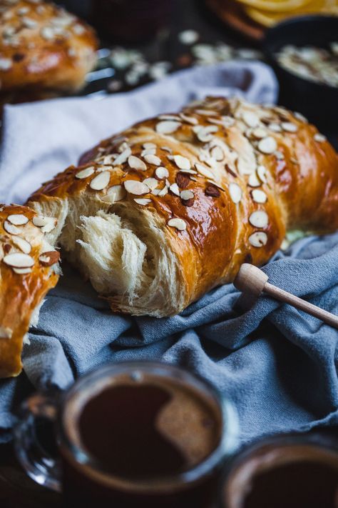 Bread With Olives, Tsoureki Recipe, Greek Easter Bread, Greek Bread, Microwave Bread, Goat Recipes, Bread Sweet, Pane Dolce, Greek Sweets