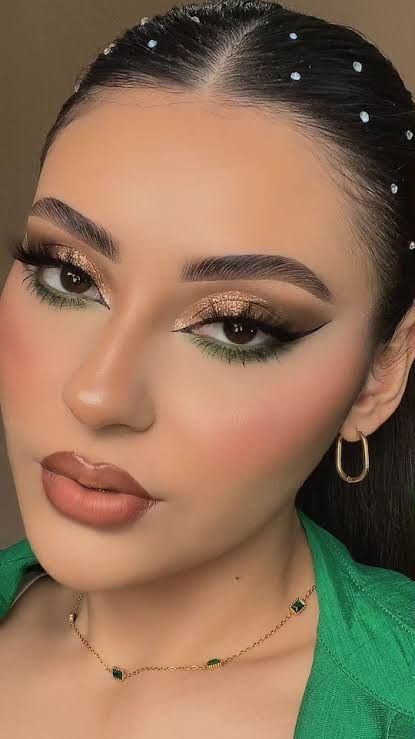 Dark Green Smokey Eye Makeup, Make Up For Emerald Dress, Emerald Green 15 Makeup, Dark Green Makeup Looks Prom, Green Make Up Eyes, Gold And Green Makeup Looks, Prom Green Makeup, Make Up For Green Outfit, Emerald Green Quince Makeup