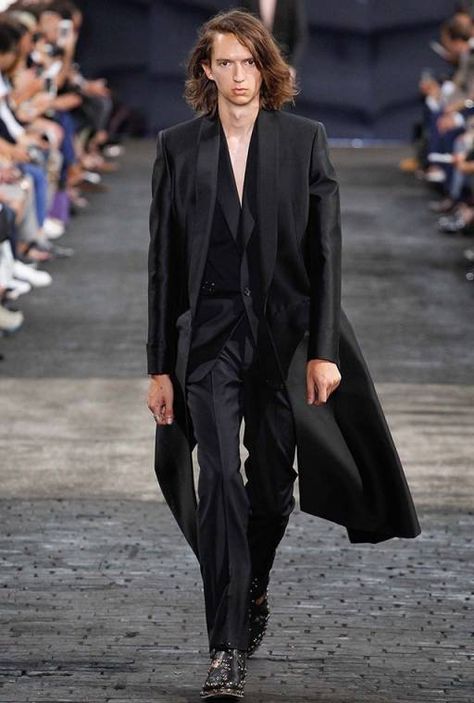 Maison Margiela Men, Young Mens Fashion, Black And White Suit, 2016 Menswear, Mens Fashion Week, Menswear Fashion Show, Menswear Fashion, Young Fashion, Martin Margiela