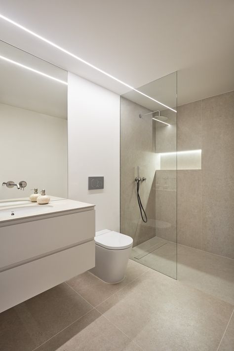 Bathroom 8 M2, Bathroom Tiles Simple, Ensuite Bathroom Ideas Small Colour, Toilet Minimalist Design, Small Bathroom Ideas Minimalist, Minimalistic Houses Interior, Small Bathroom Neutral, Bathroom Design 2024, Shower With Glass Wall