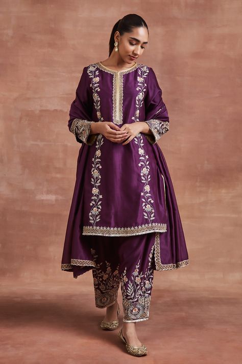 Long Kurti Patterns, Floral Machine Embroidery Designs, Embroidered Salwar, Salwar Pattern, Zari Embroidery, Women Kurta, Kurta Set For Women, A Line Kurta, Dress Design Patterns