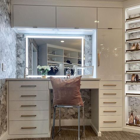 Custom Closet With Vanity, Vanity Ideas In Closet, Built In Vanity In Closet, Detska Soba, Walk In Closet With Vanity, Closet Vanity Ideas, Walk In Closet Vanity, Closet With Vanity, Makeup Closet