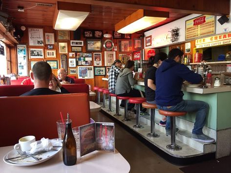 On Wednesday, a San Francisco resident shared on Twitter that he had "just witnessed the removal of the It's Tops signage." An outpouring of grief and nostalgia for the 68-year-old diner on Market Street followed - did this mean it had closed for good? Old Diner Aesthetic, Small Town Diner, Diner Interior, Old Diner, Old Restaurant, Pizza Branding, Old Market, Soda Shop, Retro Bar Stools