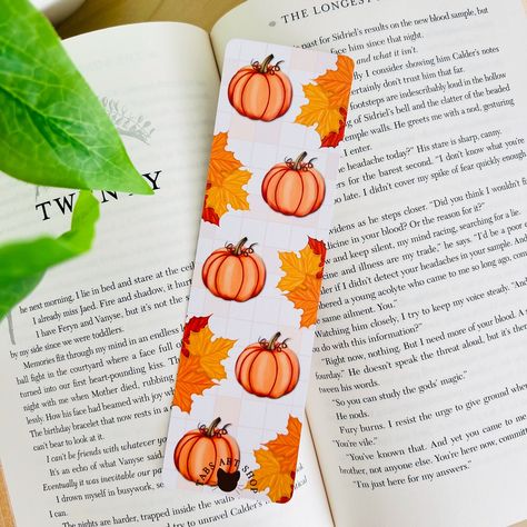 Cute Bookmark Ideas Diy, Book Markers Ideas Diy, Book Marks Design Ideas, Halloween Backrounds, Spooky Bookmarks, Autumn Bookmark, Bookmark Designs, Bookmark Ideas, Handmade Bookmarks