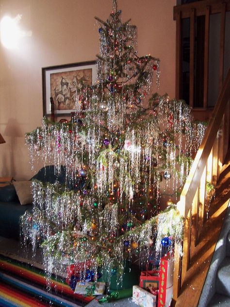 love tinsel Christmas Tree Inspo, Tinsel Christmas, Tinsel Christmas Tree, Bells Christmas, Tinsel Tree, Christmas Decor Inspiration, Fun Christmas Decorations, Christmas Memories, Christmas Feeling