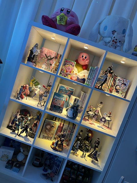 Corner Shelf Organization, Manga Shelf, Anime Bedroom Ideas, Otaku Room, Room Redesign, Anime Decor, Anime Room, Cute Room Ideas, Minimalist Room