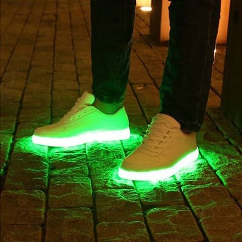 وووووواووو Lebron Shoes, Light Up Sneakers, Led Shoes, Nike Outlet, Light Up Shoes, Lit Shoes, Nike Shoes Outlet, Jairzinho, Green Shoes