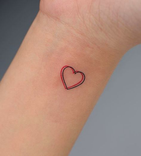 Red Line Wrist Tattoo, Outline Heart Tattoo, Red Outline Tattoo, Black And Red Tattoo Design, Heart Tattoo Outline, Double Heart Tattoo, Heart Tattoo Small, Herz Tattoo Klein, Red Heart Tattoo