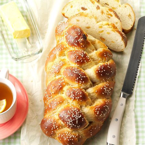 This sweet challah recipe is made with honey and golden raisins. It's perfect for Shabbat dinner or a breakfast of French toast. Best Challah Recipe, Challah Recipe, Challah Bread Recipes, A Loaf Of Bread, Hanukkah Food, Braided Bread, Challah Bread, Loaf Of Bread, Baking Project