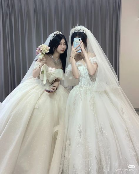 Ullzang 2 Girl, Gl Wedding, Weading Dress, Kpop Hair Color, Wlw Wedding, Puffy Dresses, Maid Of Honour Dresses, Korean Wedding, Lesbian Wedding