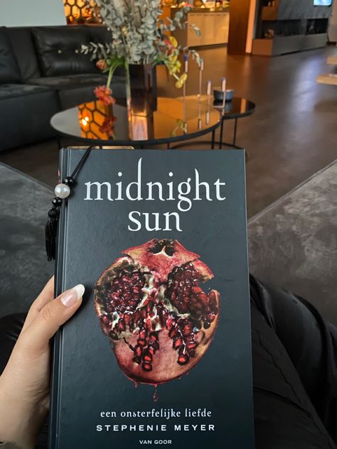 Midnight Sun Book, Romanticizing Reading, Midnight Sun Twilight, Book Club Meeting, Healing Books, Dream Book, Book Nerd Problems, Romantic Books, Literature Books