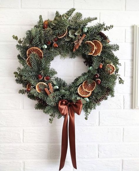 Wreath Inspo Christmas, Couronne Noel Diy, Christmas Advent Wreath Diy, Wreath Decorating Ideas Christmas, Advent Wreath Ideas, Seasonal Wreaths Diy, Minimalist Christmas Wreath, Wreath Ideas Christmas, Simple Christmas Wreath