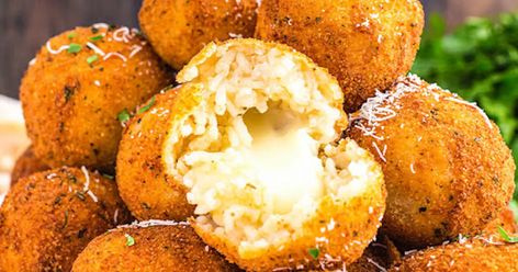 La meilleure recette de boulettes de riz italiennes (Arancini) - Ma Fourchette Italian Rice Balls Recipe, Arancini Recipe, Italian Rice, The Slow Roasted Italian, Creamy Rice, Italian Recipes Easy, Salty Foods, Cheesy Recipes, Rice Balls