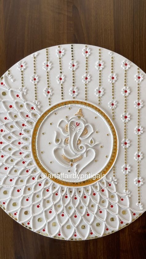 Lippan Art Design Template, Lippan Art For Beginners, Ganesh Lippan Art, Diy Useful Crafts, Lippan Art Ganesha, Mdf Board Art, Lippan Art Design, Craft For Wall, Mirror Canvas Art