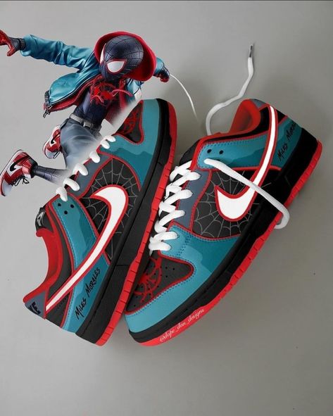 Dunks Custom, Marvel Shoes, Nike Essentials, Pretty Sneakers, Low Dunks, Crocs Fashion, Custom Shoes Diy, Shoe Designs, Pretty Shoes Sneakers