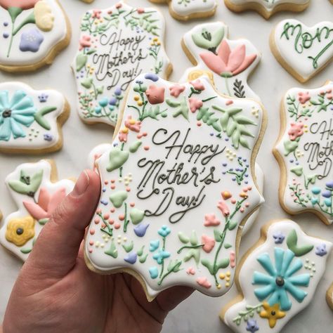 Mom Cookies Decorated, Mom Sugar Cookies, Mother’s Day Cookies Decorated, Mother’s Day Sugar Cookies, Mothers Day Cookies Decorated, Mothers Day Sugar Cookies, Mother’s Day Cookies, Mothers Day Treats, Mom Cookies