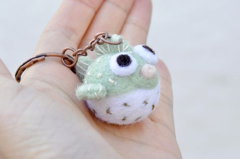 Felt Ball Crafts, Balloon Fish, Fish Keychain, Creature Ideas, Felt Fish, Felt Keychain, Animal Keychain, Needle Felting Diy, Felted Art