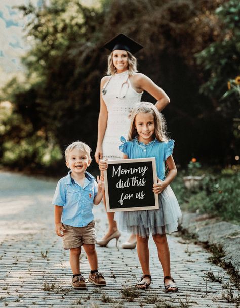 Nursing School Graduation Cap Mom, Nurse Graduation Pictures With Family, Nursing School Graduation Pictures With Family, Nursing School Photoshoot Photo Ideas, Graduation Photoshoot Ideas Nursing, Ma Graduation Pictures, Graduation Pics With Family, Graduation Pics With Kids, Single Mom Graduation Pictures