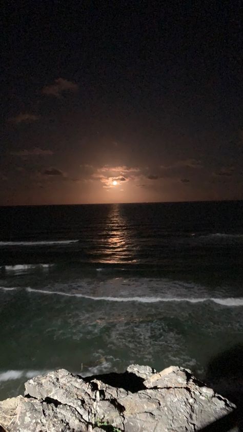 Heliophile Aesthetic, Night Ocean Aesthetic, Nighttime Scenery, Night Ocean, Dark Beach, Aesthetic Moon, Fake Photos, Full Moon Rising, Birthday Aesthetic