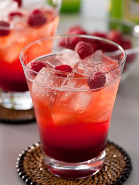 Spicy Raspberry Lemon Cooler  A grown-up take on lemonade, this non-alcoholic drink combines the fruitiness of raspberries with spicy ginger beer. July Cocktails, Mocktail Ideas, Virgin Drinks, Signature Cocktails Wedding, Coctails Recipes, Cocktails Bar, Lemon Raspberry, Mocktail Recipe, Coconut Rum