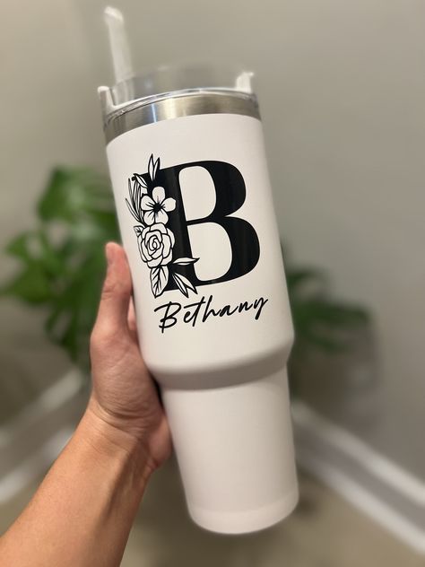 40 oz. tumbler with straw; design makes for a perfect fit into your cup holder & handle makes for easy carrying on the go! BPA free, stainless steel & double insulation to ensure your beverage stays hot or cold 🔥🧊. hi Mrs Tumbler Cups, Stanley Cup Designs Vinyl, Personalized Stanley Tumbler, 40oz Tumbler Ideas, 40 Oz Tumbler Ideas, Tumbler Ideas Vinyl, Stanley Cup Designs, Tumblers With Vinyl Ideas, Tumbler Design Ideas