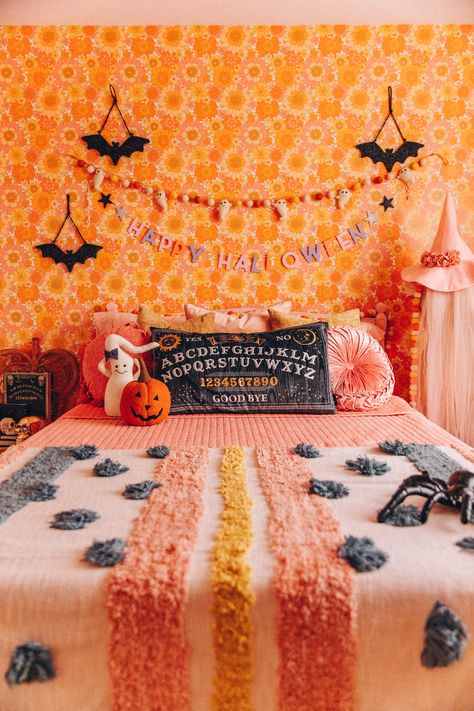 Diy Halloween Village, Bright Kids Room, Pastel Fall, Keiko Lynn, Dekorasi Halloween, Halloween Bedroom Decor, Halloween Bedroom, Hippie Halloween, Casa Halloween