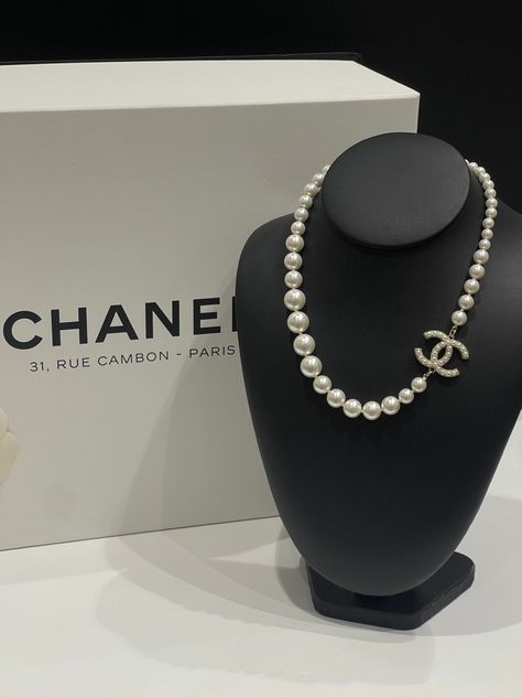 Accessoiriser vos tenues avec ce prestigieux collier de la maison au double C. •État: B : Très Bon état •Taille : 21 cm (fermé) •Couleur : Champagne, Ivoire, Blanc Coco Chanel Pearl Necklace, Chanel Silver Jewelry, Pearl Necklace Chanel, Coco Chanel Necklace, Chanel Necklace Pearl, Coco Chanel Jewelry, Chanel Necklace Aesthetic, Diamond Jewelry Aesthetic, Collar Chanel