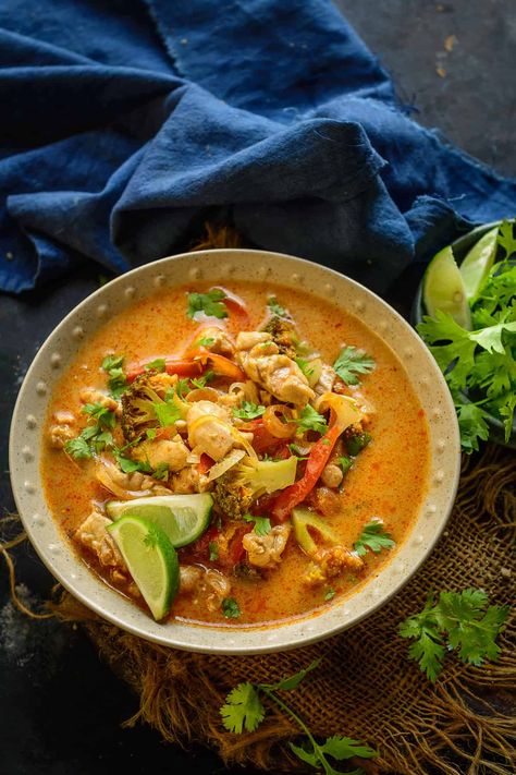 Thai Curry Recipes Vegetarian, Chicken And Prawn Curry, Red Chicken Curry, Thai Red Curry Recipe, Thick Noodles, Thailand Recipes, Red Curry Recipe, Thai Curry Recipes, Noodles Vegetables