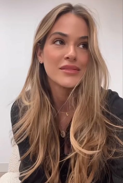 Alix Earle Bronde, Sandy Blonde Hair With Highlights, Golden Bronde Balayage Honey, Jojo Fletcher Hair, Fletcher Hair, Butterscotch Hair Color, Butterscotch Hair, Blonde Hair For Hazel Eyes, Green Eyes Blonde Hair