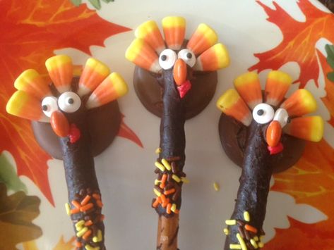 Dessert Crafts, Thanksgiving Candy Crafts, Candy Turkeys, Thanksgiving Candy, Turkey Treats, Easy Thanksgiving Crafts, Chocolate Dipped Pretzels, Quotes Friends, Candy Treats