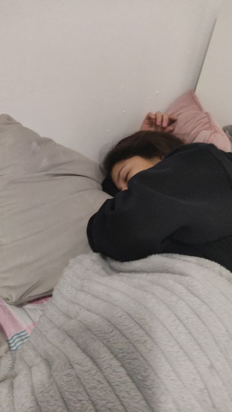 Sleeping Girl Snaps, Sleeping Girl Aesthetic, Sleeping Snap, Someone Sleeping, Sleep Snap, Sleep Lover, Sleeping Girl, Goth Outfit Ideas, Hands Photos