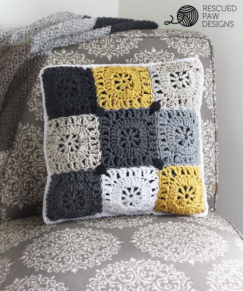 13 Awesome Granny Square Projects - Do you love granny squares? Be inspired but these 13 projects ideas for granny squares. Granny Square Pillow, Button Pillow, Cushions Ideas, Crocheted Pillow, Modern Haken, Pillow Crochet Pattern, Motifs Granny Square, Sunburst Granny Square, Beau Crochet