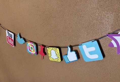 Social Media Theme Party, Social Media Backdrop, Instagram Birthday Party, Youtube Party, Social Media Party, Social Media Signs, Backdrop Photo, Instagram Party, Facebook Party