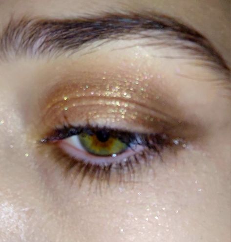 Eyeshadow look for green eyes. Gold Eyeshadow Aesthetic, Gold Dewy Makeup, Natural Makeup Gold Eyeshadow, Silver Sparkly Makeup, Soft Glam Gold Makeup, Saltburn Makeup, Gold Shimmer Nails, Chunky Glitter Makeup, Nye Eye Makeup