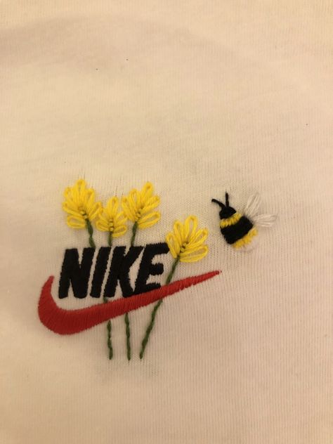 Embroidery Nike Logo Flowers, Embroidery Nike Logo, Mode Logos, Diy Embroidery Shirt, Nike Embroidery, Clothes Nike, Embroidery Butterfly, Clothes Embroidery Diy, Logo Sewing