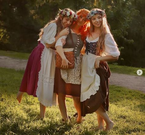 Dress Like A Hobbit, Female Hobbit Outfit, Women Hobbit Cosplay, Hobbit Themed Party Outfit, Ren Fair Aesthetic, Fantasy Picnic, Hobbit Core Fashion, Hobbit Women, Hobbit Picnic