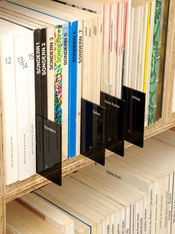 Just super cool. You could do this with stiff cardboard. Library Shelf Design, Bookstore Signage, Library Organization Ideas, Home Library Organization, Organizing Bookshelves, Lp Shelf, Book Separator, Book Divider, Book Dividers